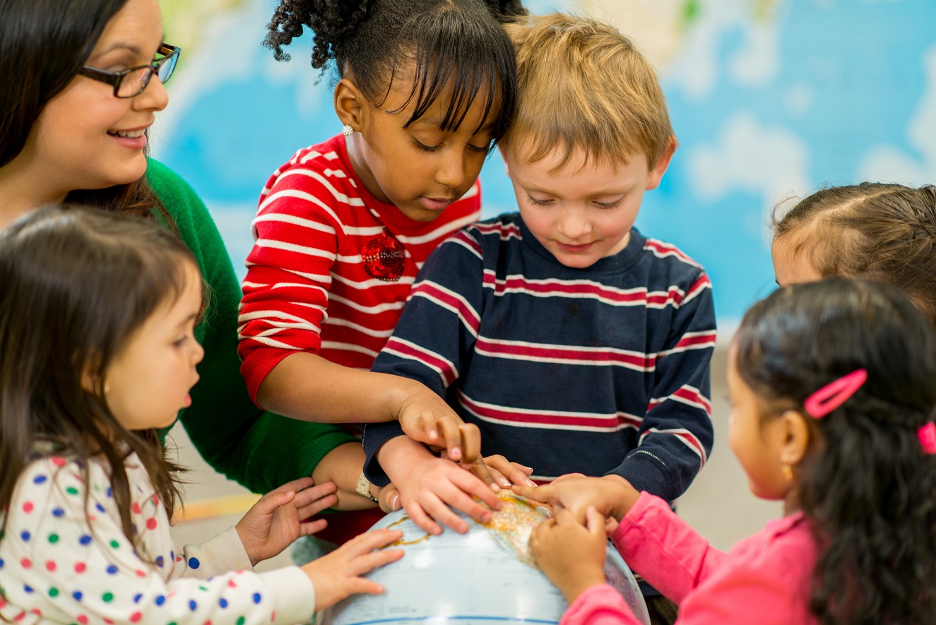 Children with globe WEB