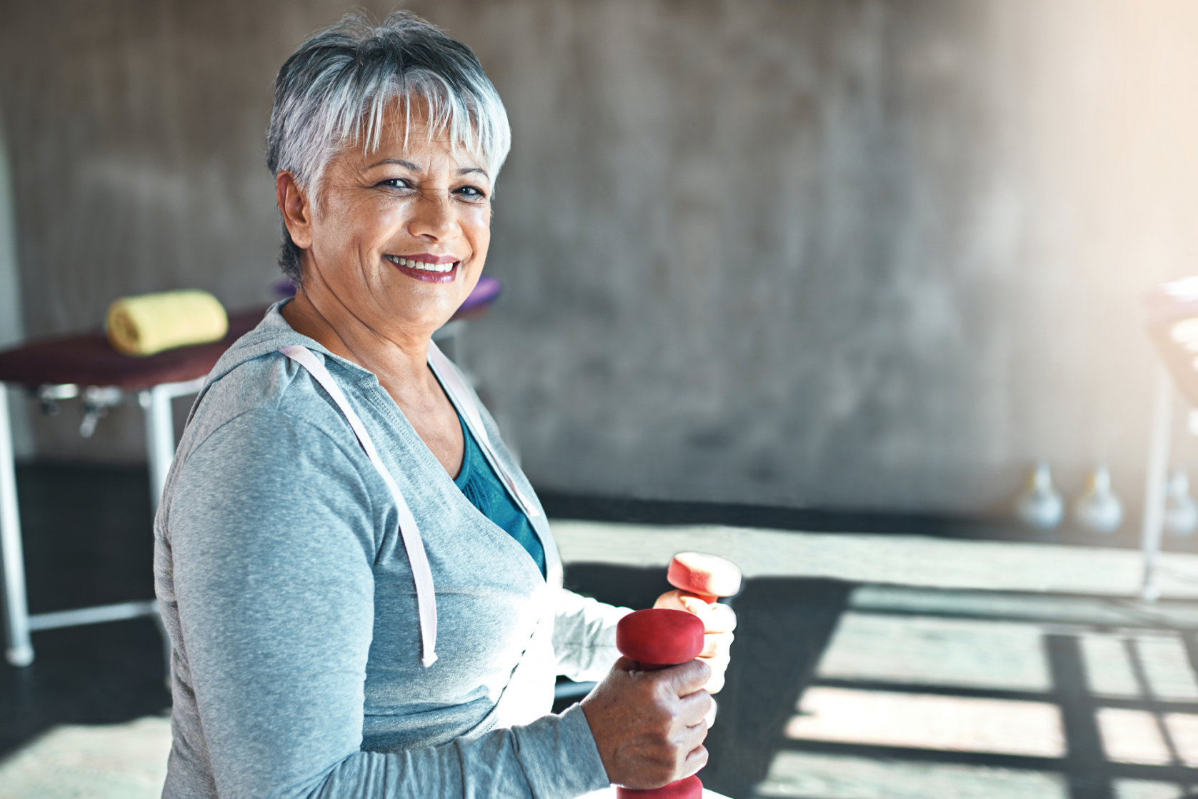 Older lady with dumbells web2